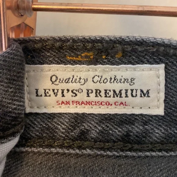 Levi’s black jean shorts- size 31 - Picture 5 of 6